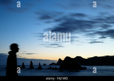 Felsen und Meer. La Gueirua Strand. Cudillero. Kantabrischen Meer. Asturien Provence. Spanien. Europa Stockfoto