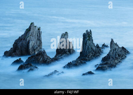 Felsen und Meer. La Gueirua Strand. Cudillero. Kantabrischen Meer. Asturien Provence. Spanien. Europa Stockfoto