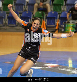 Most, Tschechische Republik. 17. Oktober 2015. Dominika Zachova der meisten feiert ein Ziel der Europäischen EHF-Pokal-Qualifikationsspiel Banik die meisten Vs Cassano Magnago, Most, Tschechische Republik, 17. Oktober 2015. © Ondrej Hajek/CTK Foto/Alamy Live-Nachrichten Stockfoto