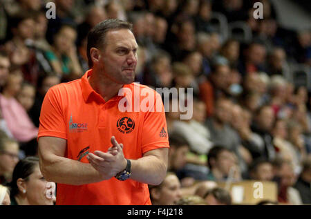 Most, Tschechische Republik. 17. Oktober 2015. Trainer der meisten Lubos Hudak während der Europäischen EHF-Pokal-Qualifikation entsprechen die meisten Banik Vs Cassano Magnago, Most, Tschechische Republik, 17. Oktober 2015. © Ondrej Hajek/CTK Foto/Alamy Live-Nachrichten Stockfoto