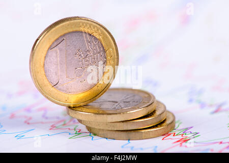 Euro-Währung mit gestapelten Münzen als Symbol für das Risiko- und Krise Stockfoto