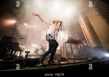 Glasgow, Vereinigtes Königreich. 18. Oktober 2015. Sänger Tom Smith von Redakteuren führt live auf der Bühne 02 Academy am 18. Oktober 2015 in Glasgow, Schottland-Credit: Sam Kovak/Alamy Live News Stockfoto