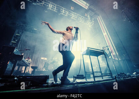 Glasgow, Vereinigtes Königreich. 18. Oktober 2015. Sänger Tom Smith von Redakteuren führt live auf der Bühne 02 Academy am 18. Oktober 2015 in Glasgow, Schottland-Credit: Sam Kovak/Alamy Live News Stockfoto