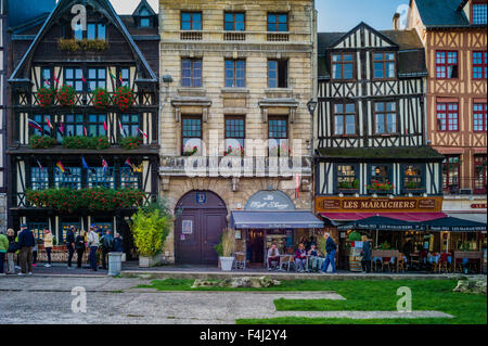 Historische Gebäude säumen das Place du Vieux-Marché in Rouen, Frankreich. Stockfoto
