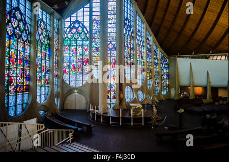 Glasfenster aus dem Jahre 1520-1530, die in die moderne Kirche von Sainte-Jeanne-d ' Arc (1979) in Rou aufgenommen werden Stockfoto