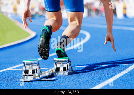 Track And Field Läufer beginnt aus den Blöcken. Stockfoto