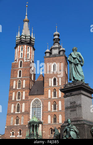 Kirche St. Mary und Adam-Mickiewicz-Denkmal in Krakau, Polen. Stockfoto