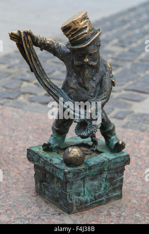 Florian, der Schornsteinfeger Zwerg auf Schweidnitzer Straße, Wroclaw/Breslau, Polen. Stockfoto