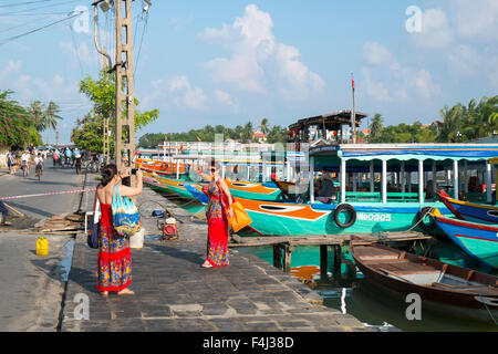 Bunten touristischen Boote am Thu Bon Fluss im Zentrum von Hoi An, eine antike Stadt und Unesco Weltkulturerbe, Vietnam. Stockfoto