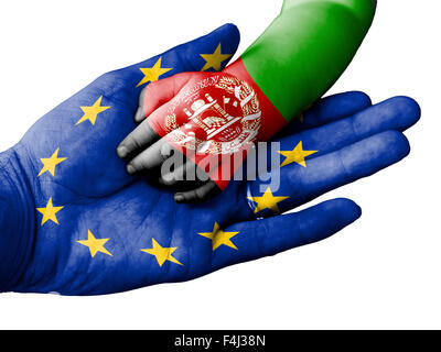 Flagge der Europäischen Union überlagert die Hand eines erwachsenen Mannes im Besitz einer Baby-Hand mit der Flagge Afghanistans überdruckt Stockfoto