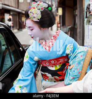 Maiko, Lehrling Geisha, verlässt Okiya (Geisha House) kommt man in einem Auto unterwegs zu Abend Termin, Gion, Kyoto, Japan, Asien Stockfoto