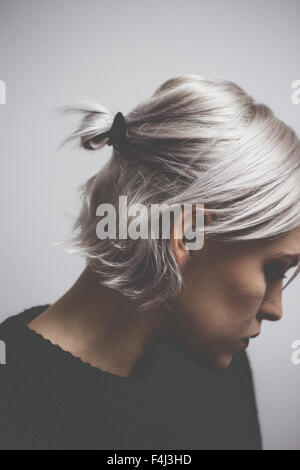 Zeitgenössische Hipster Mädchen mit Silber graues Haar Stockfoto
