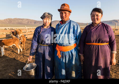 Lächeln Nomaden in traditioneller Kleidung (Deels) in Melk Stift bei Daw im Sommer, Nomaden camp, Gurvanbulag, Bulgan, Mongolei Stockfoto