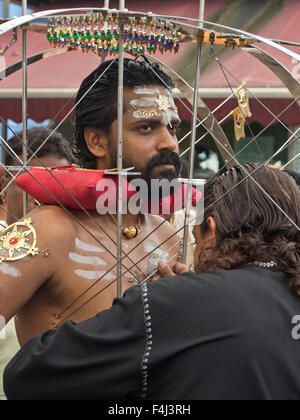 Anhänger mit Körper durchbohrt mit Spießen, Hindu tamilischen Thaipusam Festival feierte in Little India, Singapur, Südostasien Stockfoto