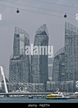 Reflexionen preisgekrönte Hochhäuser am Keppel Bay von Sentosa Island mit Seilbahn im Vordergrund, Singapur, Südostasien Stockfoto