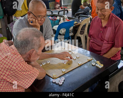 Alte chinesische Männer Brettspiel in Chinatown, Singapur, Südostasien, Asien Stockfoto