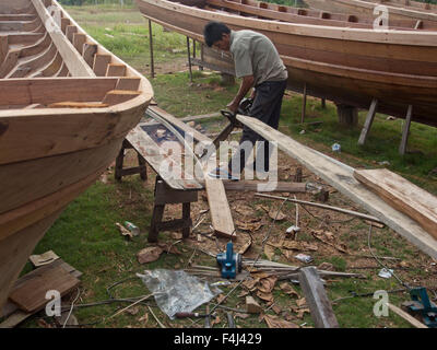 Handwerker machen ein Fischerboot auf Bintan Island, Sumatra, Indonesien, Südostasien, Asien Stockfoto