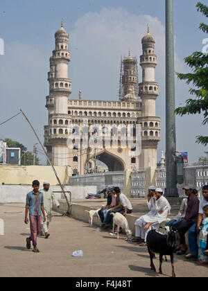 Besucher, die Mekka-Masjid-Moschee in Hyderabad, Telangana, Indien, Asien Stockfoto