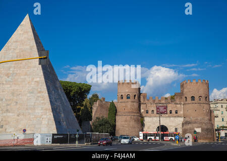 Die Pyramide des Cestius und St. Pauls Tor, Rom, Latium, Italien, Europa Stockfoto