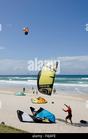 Kitesurfen am Strand von Southport, Surfers Paradise, Queensland, Australien Stockfoto