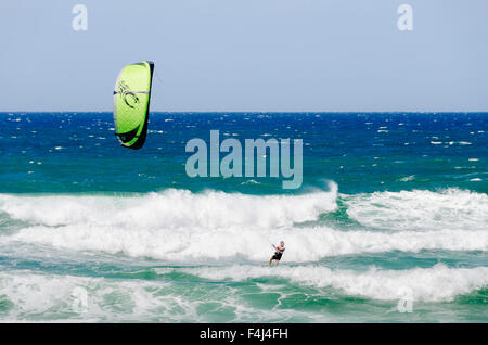 Kitesurfen am Strand von Southport, Surfers Paradise, Queensland, Australien Stockfoto