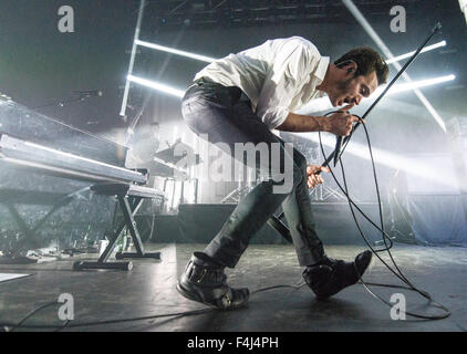 Glasgow, Vereinigtes Königreich. 18. Oktober 2015. Sänger Tom Smith von Redakteuren führt live auf der Bühne 02 Academy am 18. Oktober 2015 in Glasgow, Schottland-Credit: Sam Kovak/Alamy Live News Stockfoto