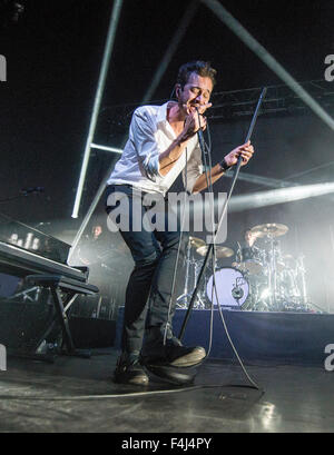 Glasgow, Vereinigtes Königreich. 18. Oktober 2015. Sänger Tom Smith von Redakteuren führt live auf der Bühne 02 Academy am 18. Oktober 2015 in Glasgow, Schottland-Credit: Sam Kovak/Alamy Live News Stockfoto