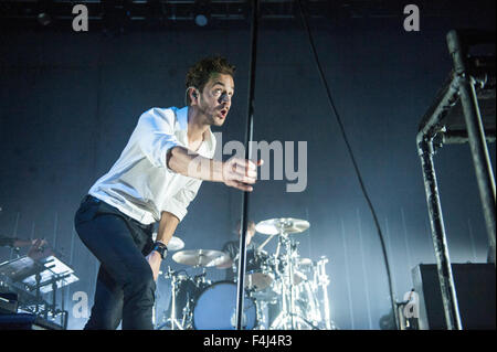 Glasgow, Vereinigtes Königreich. 18. Oktober 2015. Sänger Tom Smith von Redakteuren führt live auf der Bühne 02 Academy am 18. Oktober 2015 in Glasgow, Schottland-Credit: Sam Kovak/Alamy Live News Stockfoto