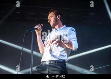 Glasgow, Vereinigtes Königreich. 18. Oktober 2015. Sänger Tom Smith von Redakteuren führt live auf der Bühne 02 Academy am 18. Oktober 2015 in Glasgow, Schottland-Credit: Sam Kovak/Alamy Live News Stockfoto