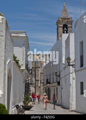 Touristen in die Altstadt von Vejer De La Frontera in Andalusien, Spanien, Europa Stockfoto