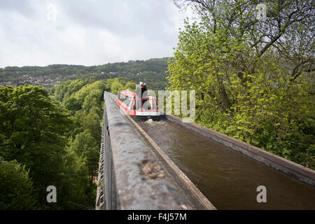 Eine schmale Boot überqueren Pontcysyllte Aquädukt, UNESCO, Llangollen Kanal, Wrexham County, Wales, Vereinigtes Königreich Stockfoto