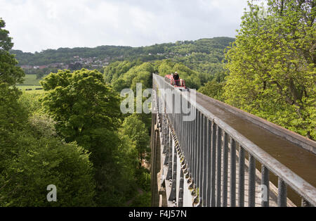 Eine schmale Boot überqueren Pontcysyllte Aquädukt, UNESCO, Llangollen Kanal, Wrexham County, Wales, Vereinigtes Königreich Stockfoto