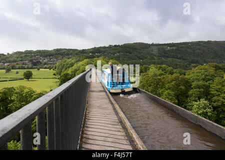 Eine schmale Boot überqueren Pontcysyllte Aquädukt, UNESCO, Llangollen Kanal, Wrexham County, Wales, Vereinigtes Königreich Stockfoto