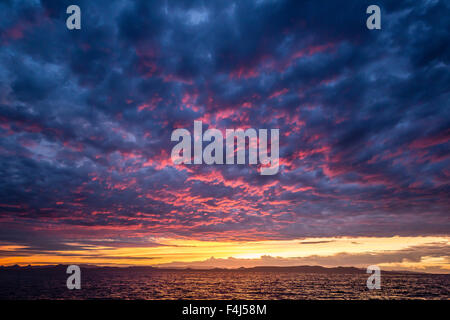 Intensive Wolken und Sonnenuntergang über Baja Halbinsel Isla Ildefonso, Baja California Sur, Mexiko, Nordamerika Stockfoto