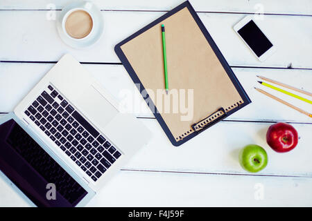 Gadgets, Zwischenablage mit Notizblock Seite, Bleistifte, Äpfel und Tasse Kaffee Stockfoto