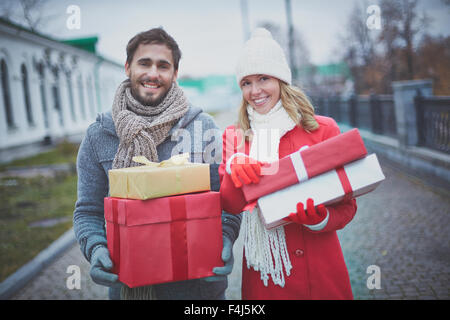 Amourösen Termine mit Giftboxes Blick in die Kamera außerhalb Stockfoto