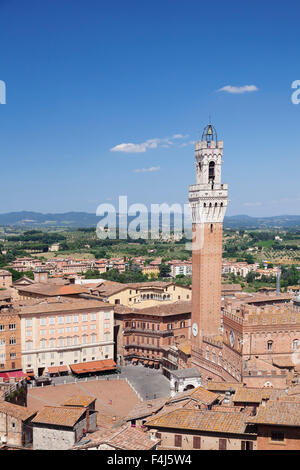 Blick auf die Altstadt einschließlich Piazza del Campo mit Rathaus Palazzo Pubblico & Torre del Mangia Turm, Siena, Toskana, Italien Stockfoto