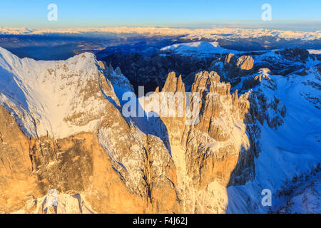 Luftaufnahme der Rosengarten-Gruppe und Vajolet Türme bei Sonnenuntergang, Naturpark Schlern, Dolomiten, Trentino-Alto Adige, Italien Stockfoto