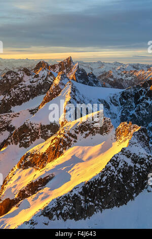 Luftaufnahme der Gipfel von Ferro- und Cengalo bei Sonnenuntergang, Masino Tal, Valtellina, Lombardei, Italien, Europa Stockfoto
