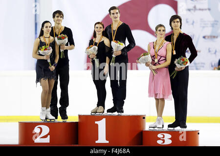 Logroño, Spanien. 3. Oktober 2015. (L-R) Betina Popova & Yuri Vlasenko (RUS), Marie-Jade Lauriault & Romain Le Gac (FRA), Elliana Pogrebinsky & Alex Benoit (USA) Eiskunstlauf: ISU Junior Grand Prix of Figure Skating Logrono 2015 Ice Dance-Preisverleihung am Centro Deportivo Municipal de Lobete in Logrono, Spanien. © Mutsu Kawamori/AFLO/Alamy Live-Nachrichten Stockfoto