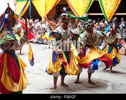 Mönche in Kostüm und Tier Masken zeremonielle Tanz in Paro Tsechu (jährliches Festival), Paro Dzong, Paro, Bhutan Stockfoto