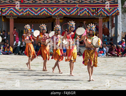 Maskierte Tänzerinnen in Paro Dzong (Kloster) Zeremoniell maskiert Tanz mit Drums, Tsechu, Paro, Bhutan Stockfoto