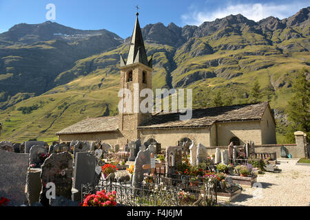 St. Johannes der Täufer Kirche und Friedhof, Bessans, Savoie, Frankreich, Europa Stockfoto