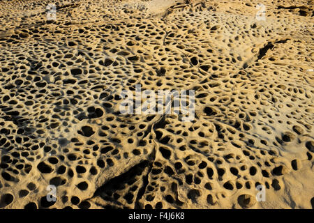 Nahaufnahme von Sandstein Mond - wie hohl Formationen Skandali rockscape im Dorf, Lemnos oder Limnos Island, Griechenland. Stockfoto