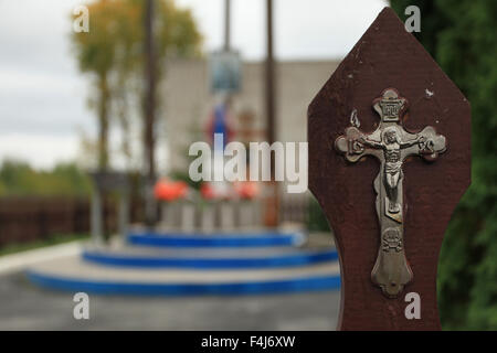 Ein Gedenkschrein zum Gedenken an die Reaktorkatastrophe 1986 am Eingang in die Sperrzone. Dityatki Checkpoint, Chernobyl. Stockfoto