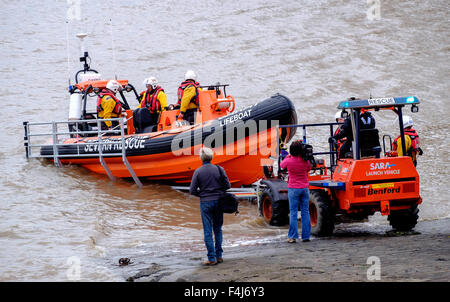 Markteinführung der neuen SARA Rettungsboot "Jim Hewitt" am Fluss Severn mit TV Nachrichten Kamera Team Verfilmung. Beachley Gloucestershire Stockfoto