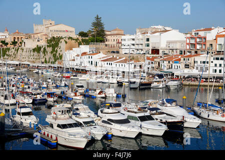 Blick über Hafen und Ayuntamiento de Ciutadella, Ciutadella, Menorca, Balearen, Spanien, mediterran, Europa Stockfoto