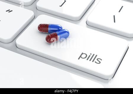 Gesundheitswesen und Medizin-Konzept. Pillen auf der Computer-Laptop-Tastatur Stockfoto