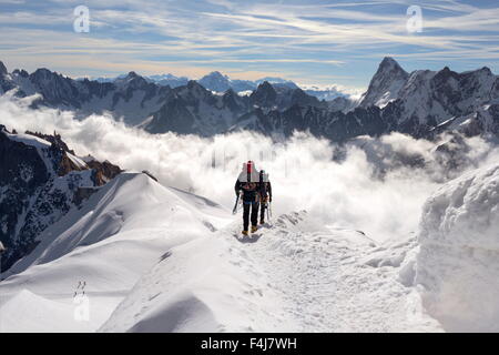 Bergsteiger und Kletterer, Aiguille du Midi, Mont-Blanc-Massiv, Chamonix, Französische Alpen, Haute Savoie, Frankreich, Europa Stockfoto