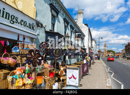 Geschäfte und Pub auf der High Street, Newmarket, Suffolk, England, UK Stockfoto